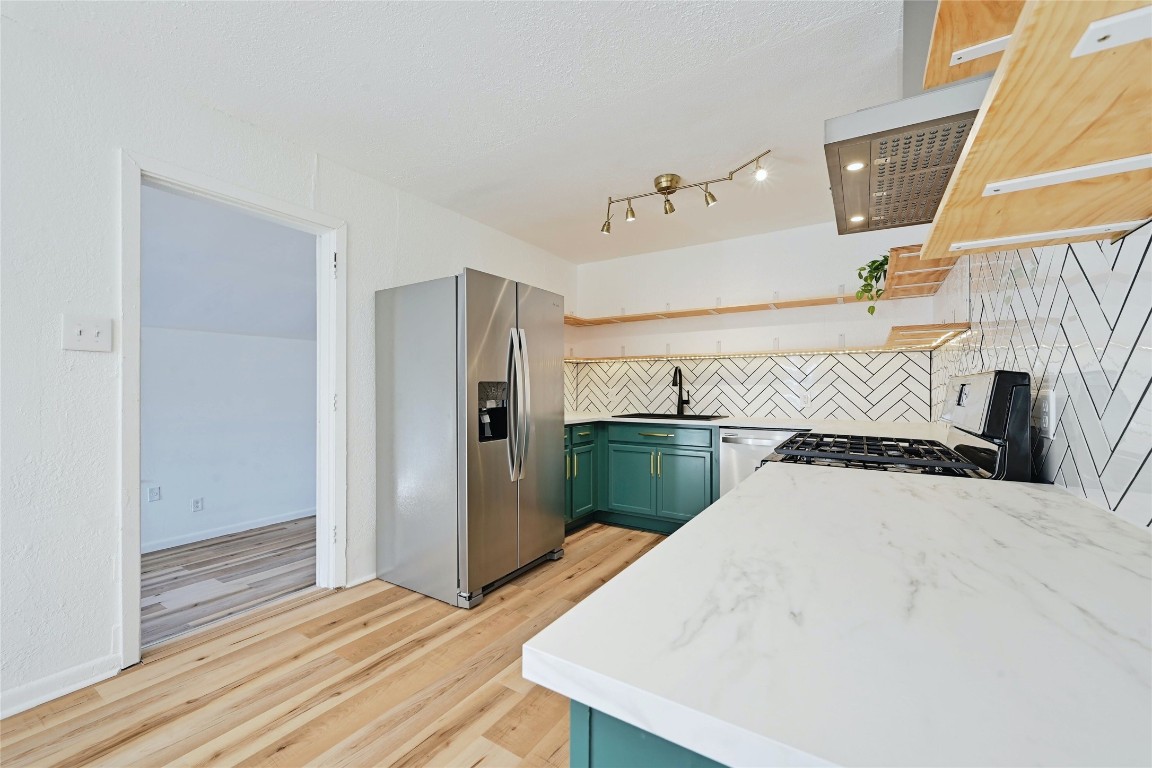 5204 Star Light Terrace Austin, TX 78721 - Photo 9 of 27