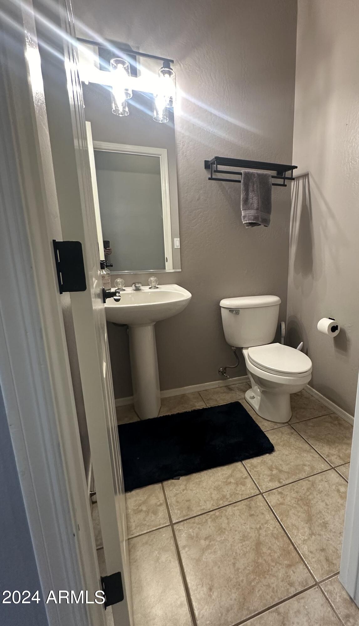 90 West Beechnut Place Chandler, AZ 85248 - Photo 14 of 31 a bathroom with a sink a toilet and a mirror