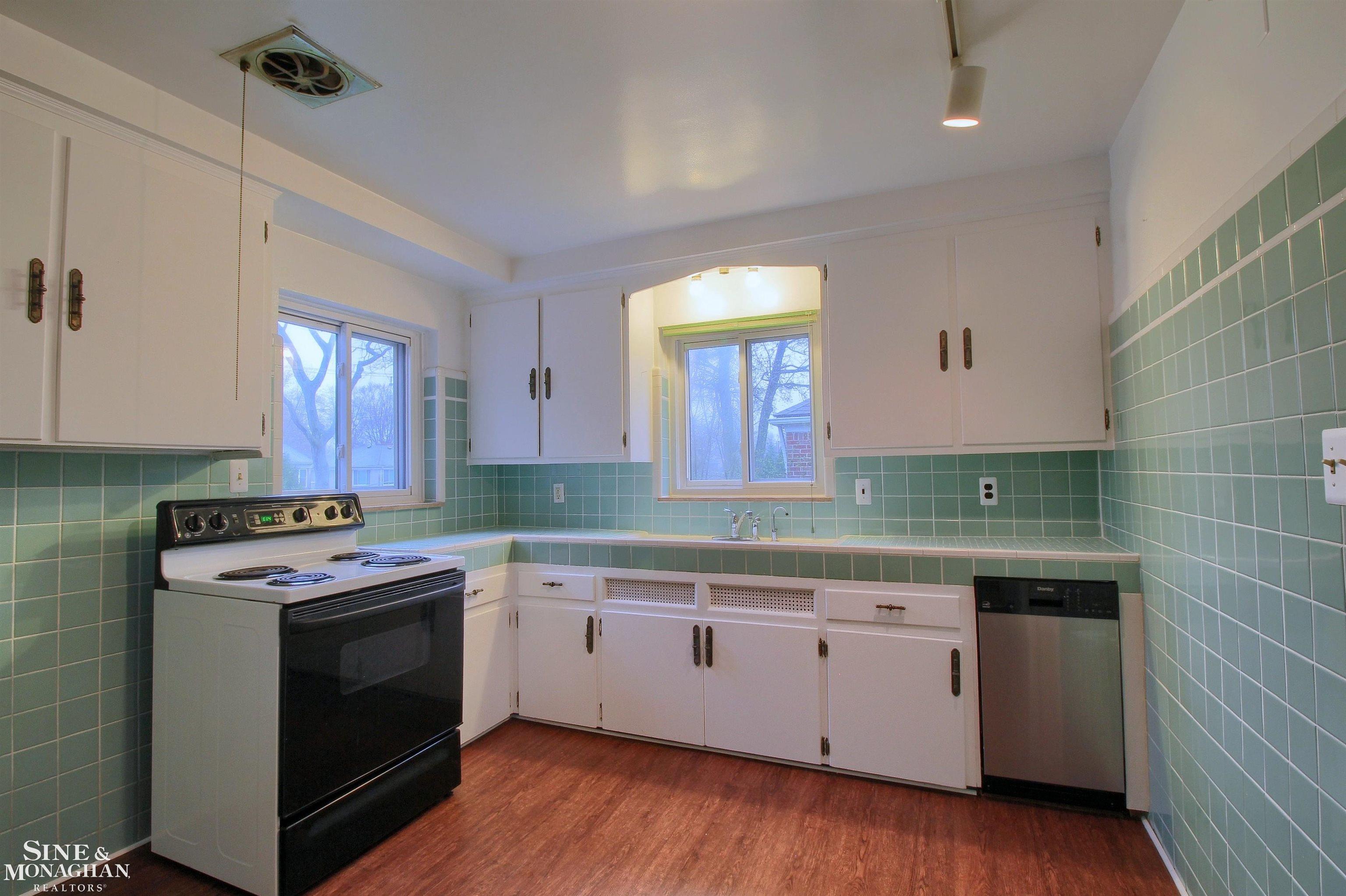 749-751 Harcourt Road Grosse Pointe, MI 48230 - Photo 7 of 30 50131940-8a63b75d-81ff-4f46-9ce4-9304a41cea7f.JPG