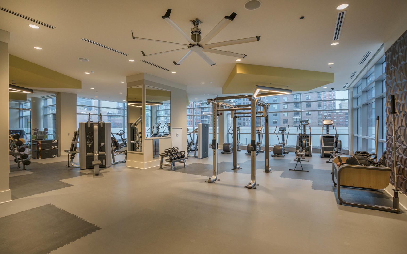 801 South Financial Place, Unit 605 Chicago, IL 60607 - Photo 20 of 31 a view of a room with gym equipment