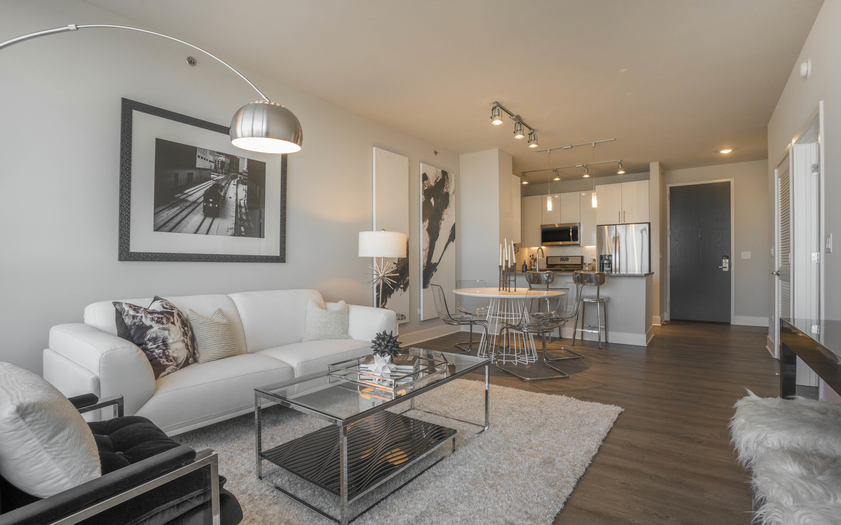 801 South Financial Place, Unit 605 Chicago, IL 60607 - Photo 3 of 31 a living room with furniture and kitchen view