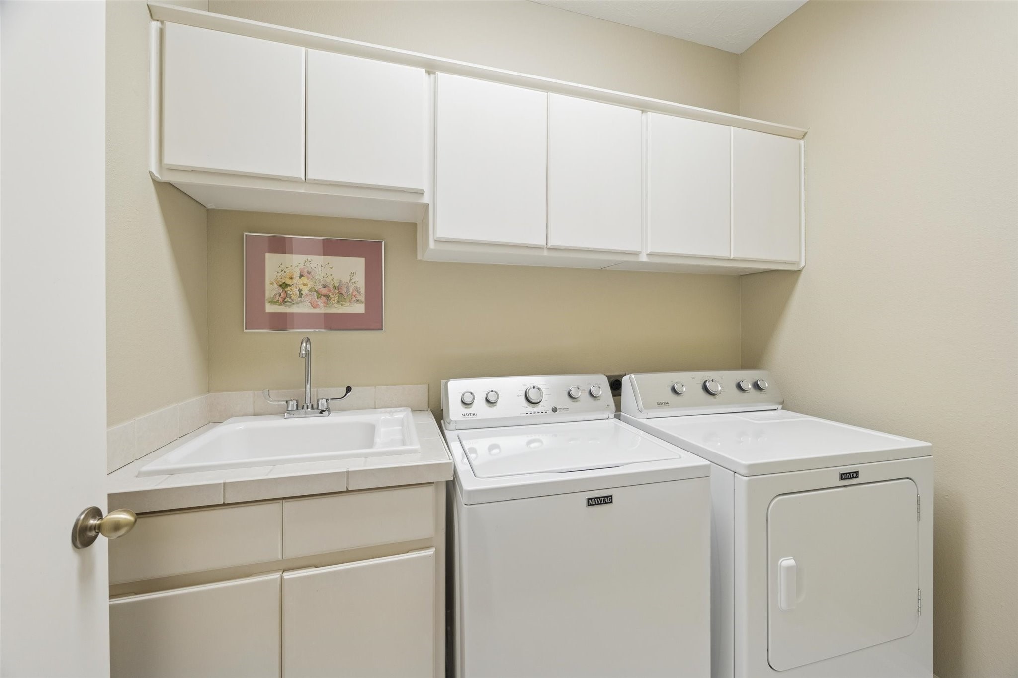 210 Malone Street Houston, TX 77007 - Photo 30 of 34 Nice laundry room with sink located on the third floor.