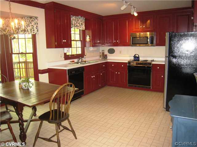 2321 Castle Hill Road Midlothian, VA 23113 - Photo 5 of 12 Kitchen - Large eat-in kitchen with walk-out bay w