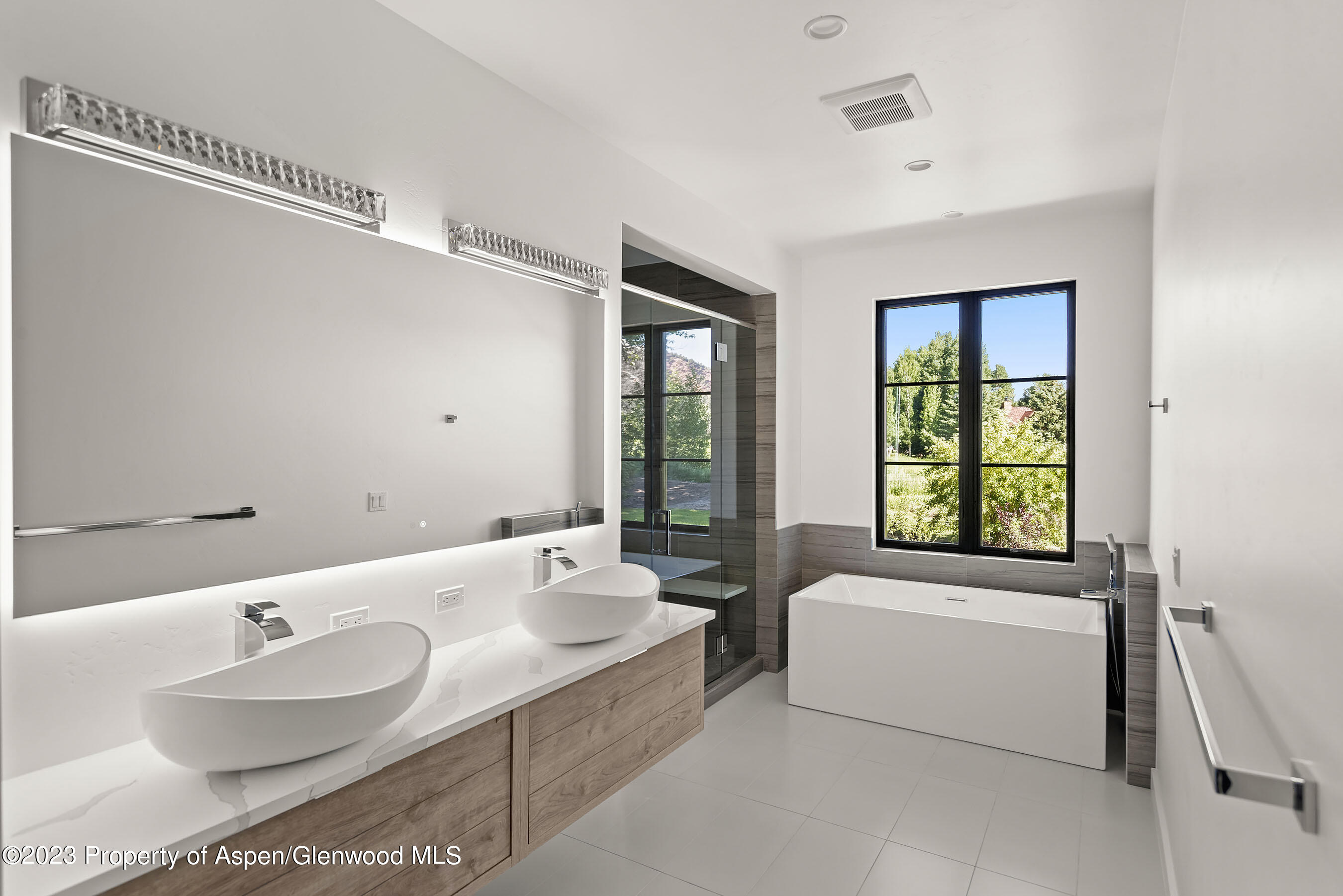 89 Fox Prowl Lane Carbondale, CO 81623 - Photo 7 of 15 a spacious bathroom with a tub sink and mirror