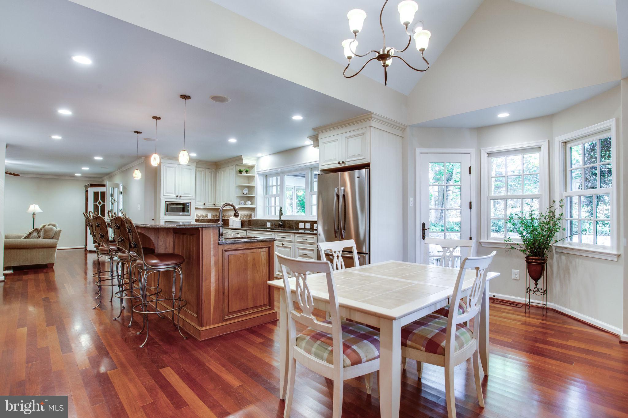 814 Ridge Drive McLean, VA 22101 - Photo 16 of 49 Gracious eat-in area