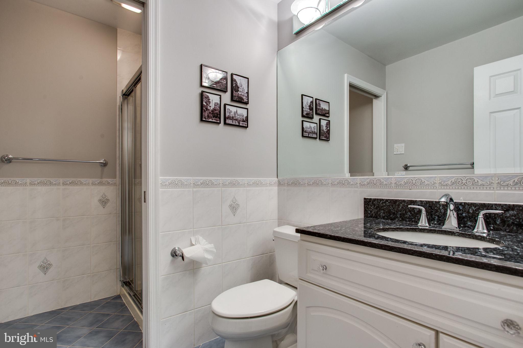814 Ridge Drive McLean, VA 22101 - Photo 25 of 49 Main level full bathroom