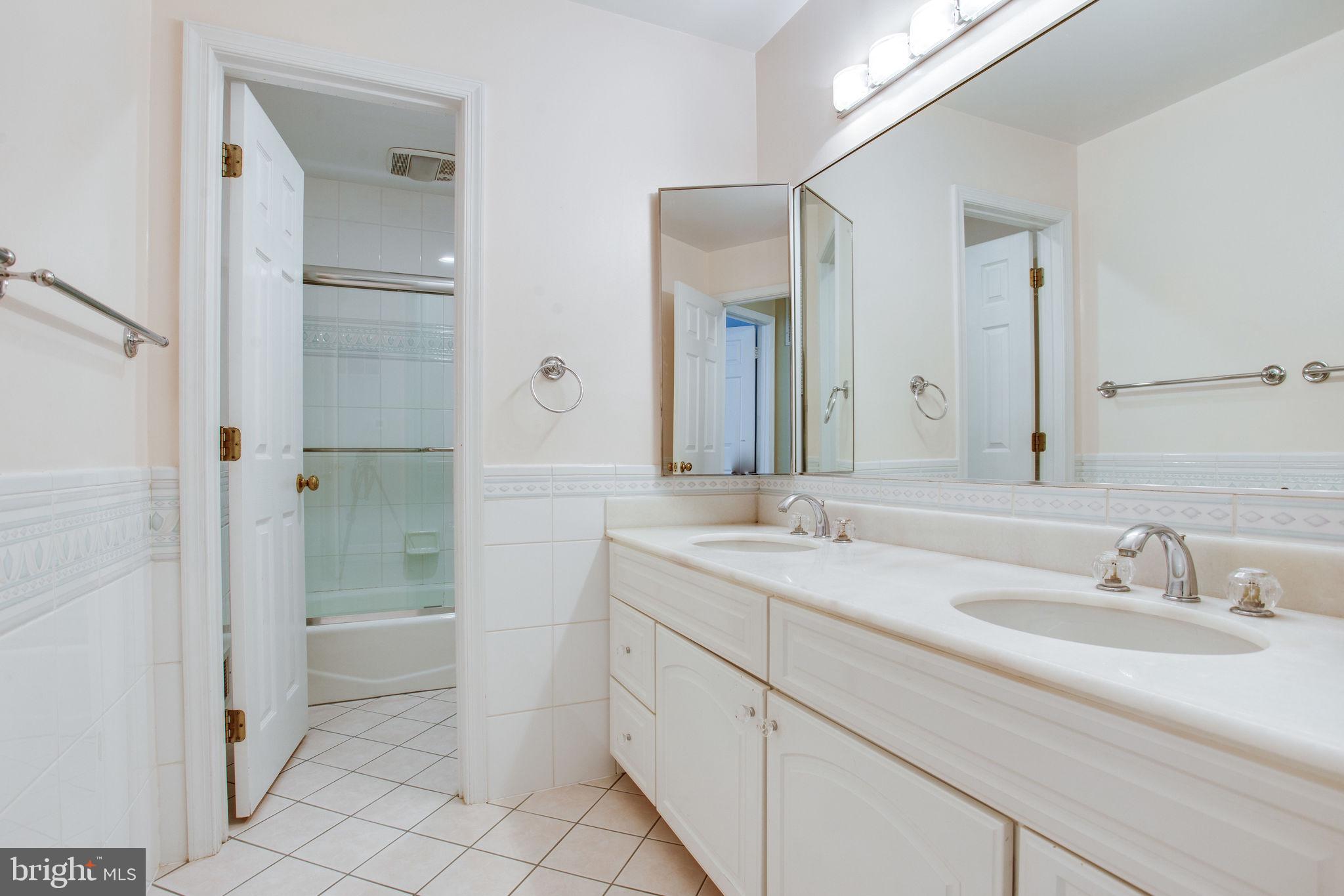 814 Ridge Drive McLean, VA 22101 - Photo 32 of 49 Full Bathroom in Upper Level