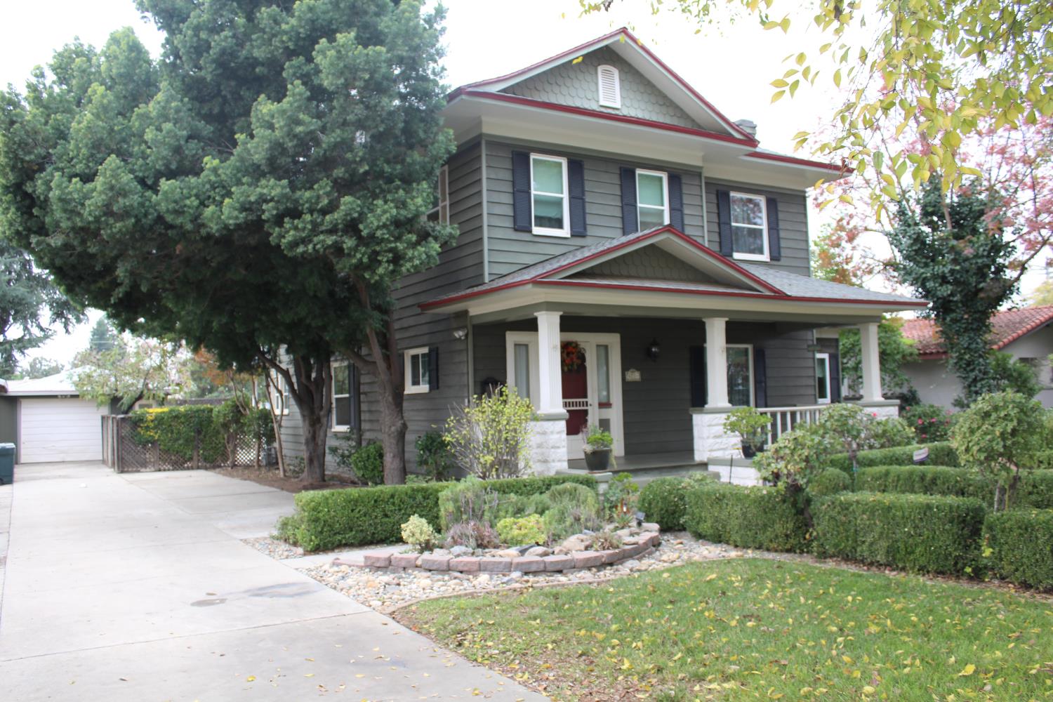 471 South Reed Avenue Reedley, CA 93654 - Photo 20 of 54 a front view of a house with a yard