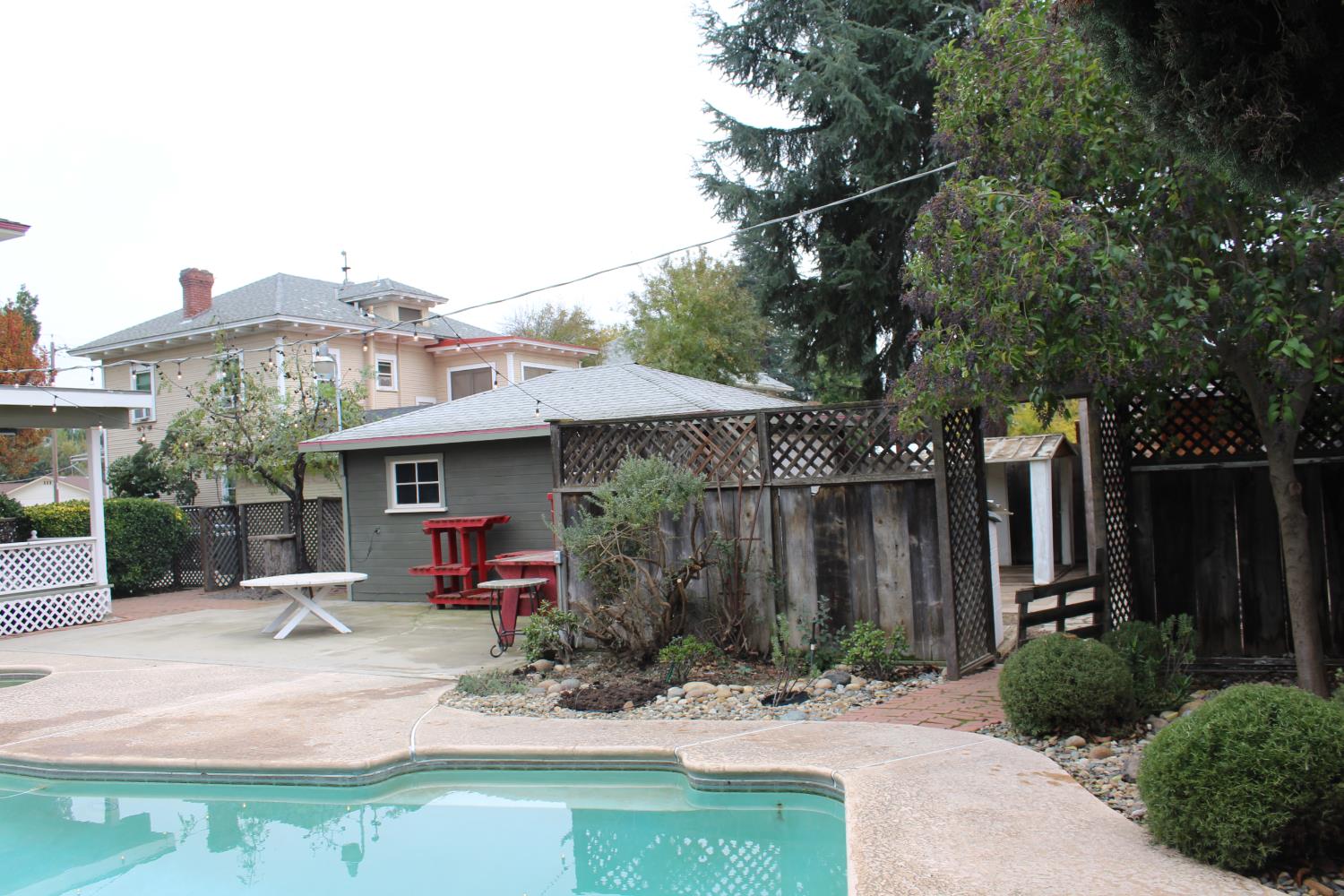 471 South Reed Avenue Reedley, CA 93654 - Photo 44 of 54 a backyard of a house with seating space