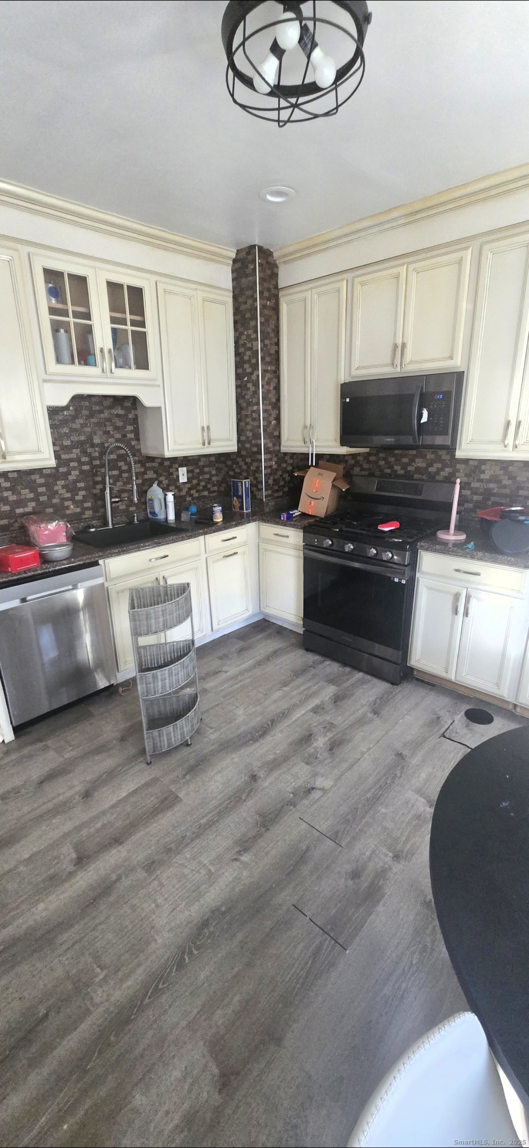 576 Highland Avenue Waterbury, CT 06708 - Photo 4 of 31