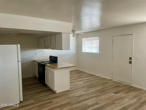 $949 | 2002 East Sweetwater Avenue, Unit 202 209, Phoenix, AZ 85022