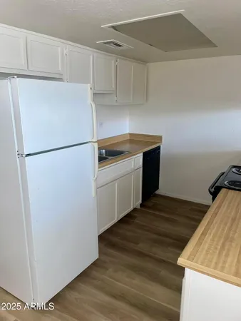 $949 | 2002 East Sweetwater Avenue, Unit 202 209, Phoenix, AZ 85022