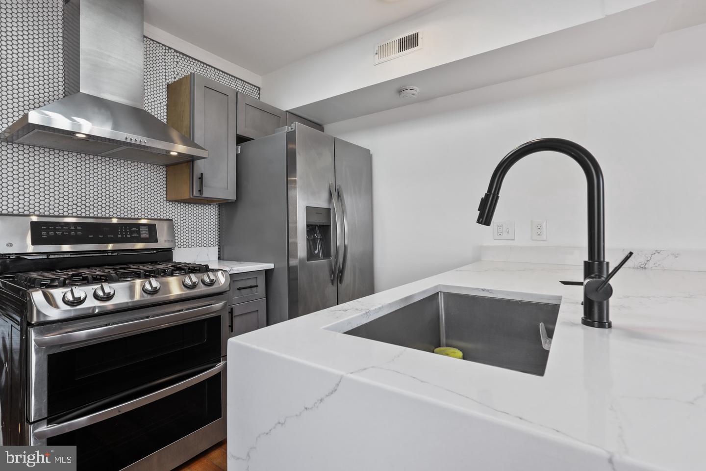 730 Light Street, Unit C Baltimore, MD 21230 - Photo 5 of 19 a kitchen with a stove and a microwave