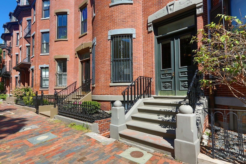 35 Milford Street, Unit 2 Boston, MA 02118 - Photo 12 of 12 a front view of a house with a garden