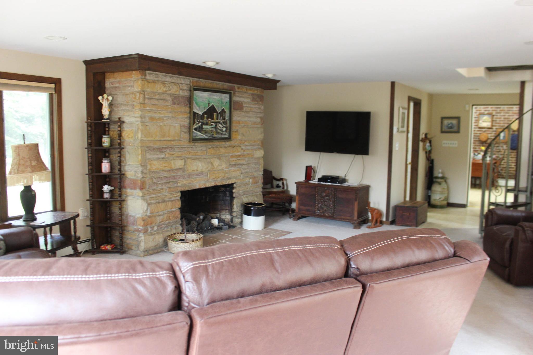 1046 Eagle Road Huntingdon Valley, PA 19006 - Photo 39 of 108 Family room