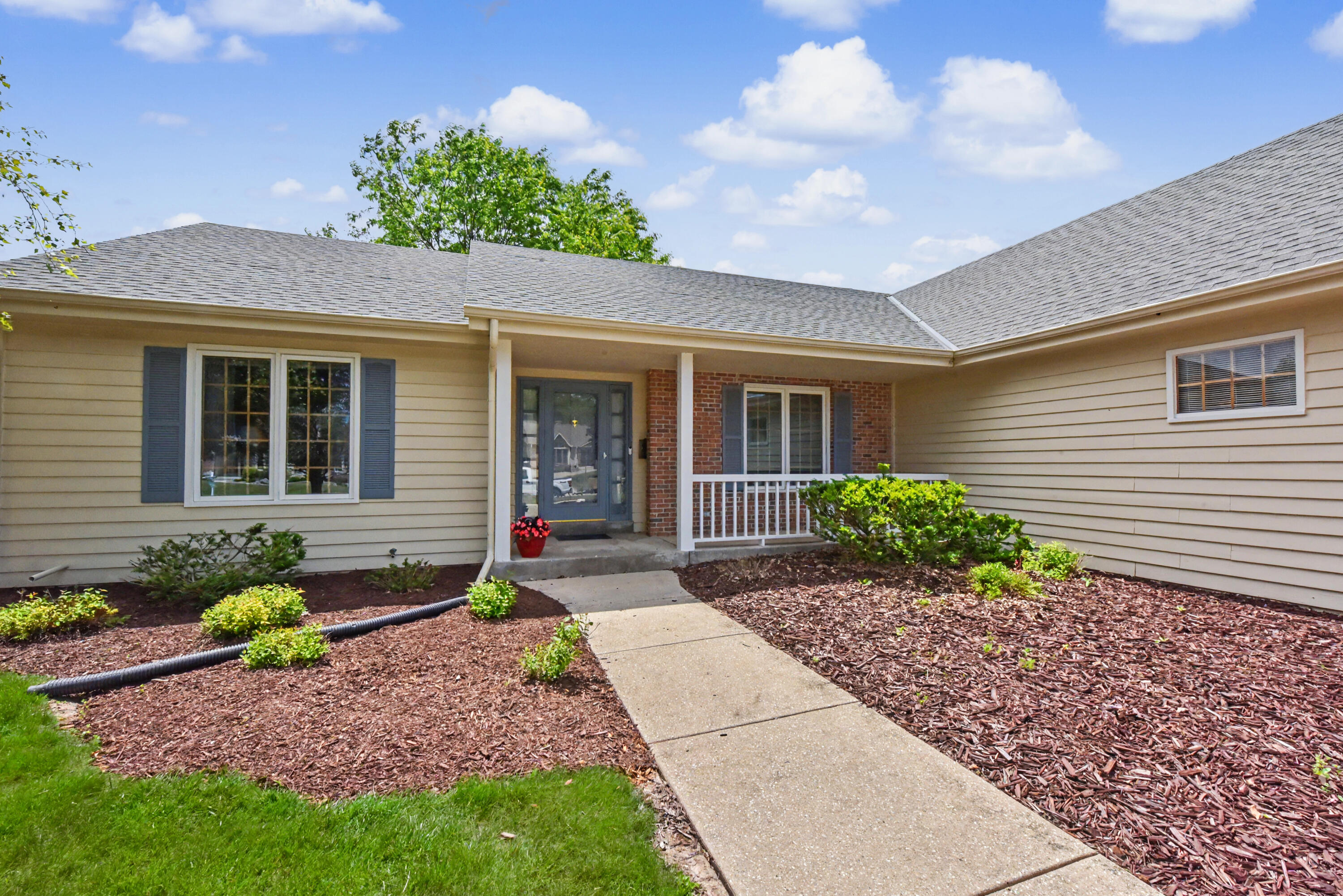 N22W26761 Shooting Star Road Pewaukee, WI 53072 - Photo 2 of 47 DSC_8232