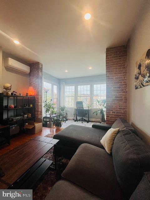 2807 North Calvert Street, Unit 2 Baltimore, MD 21218 - Photo 4 of 22 2nd floor Living room