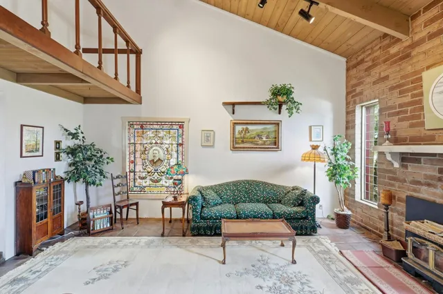 a view of entryway with window