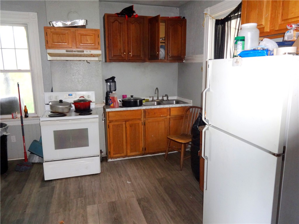409 Central Park Rochester, NY 14605 - Photo 4 of 15 Kitchen Lower