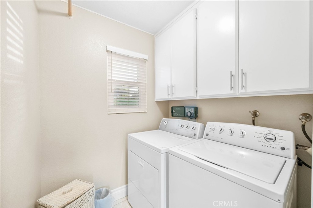 40337 Carmelita Circle Temecula, CA 92591 - Photo 20 of 65 a view of washer and dryer with bathroom in the background