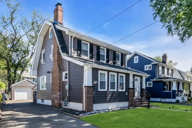 a view of house with a yard