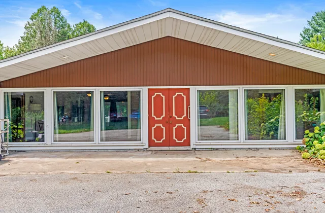 a view of entrance front of the house