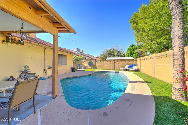 a view of a backyard