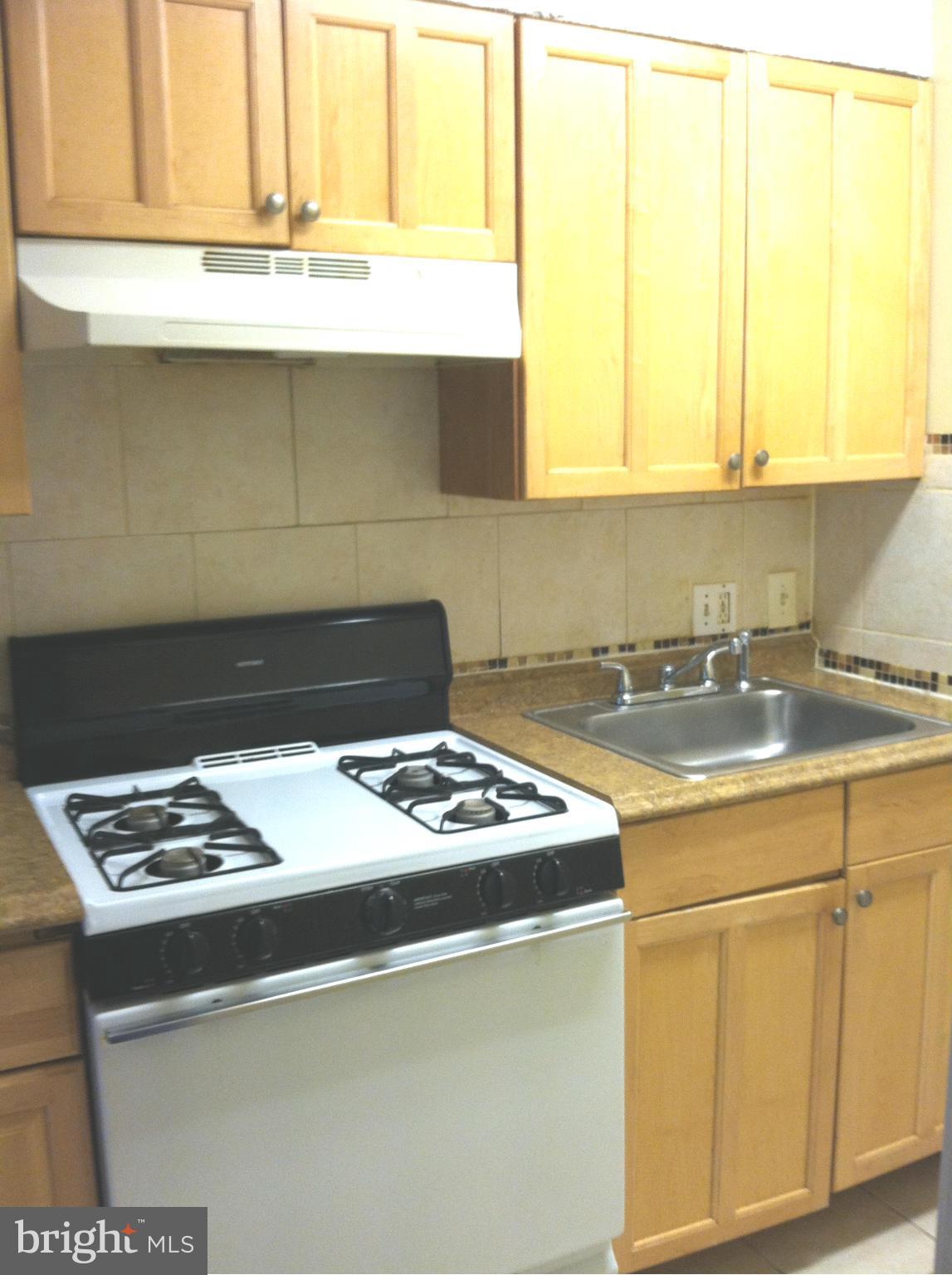 952 Mt Olivet Road Northeast Washington, DC 20002 - Photo 8 of 17 Kitchen