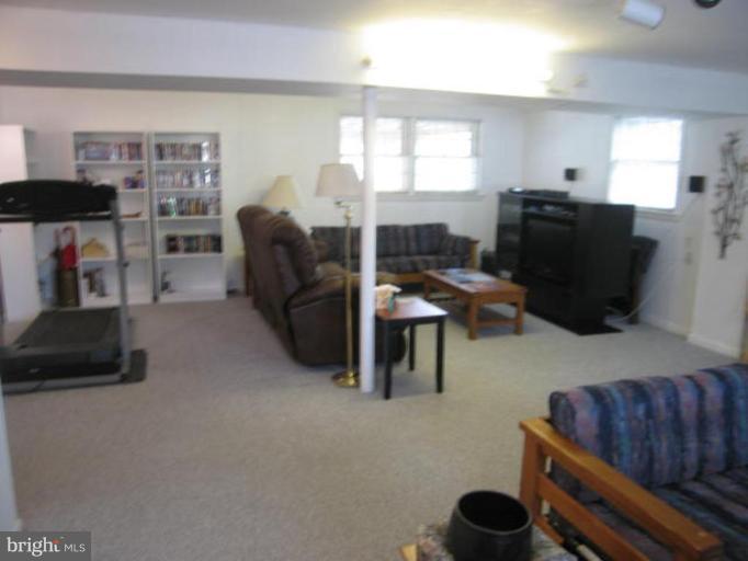 7804 Hayfield Road Alexandria, VA 22315 - Photo 16 of 30 Family Room