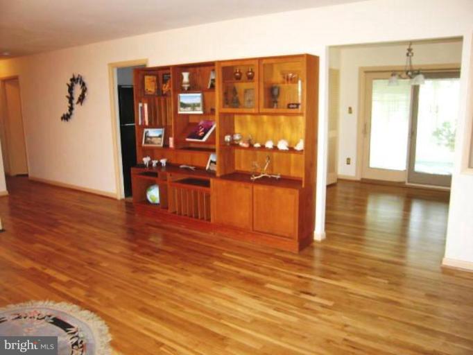 7804 Hayfield Road Alexandria, VA 22315 - Photo 3 of 30 Living Room #3