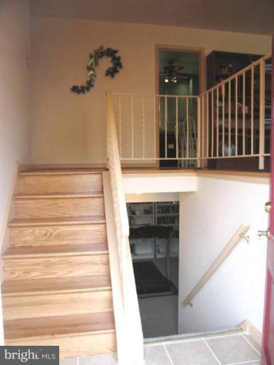 7804 Hayfield Road Alexandria, VA 22315 - Photo 21 of 30 Entrance / Foyer