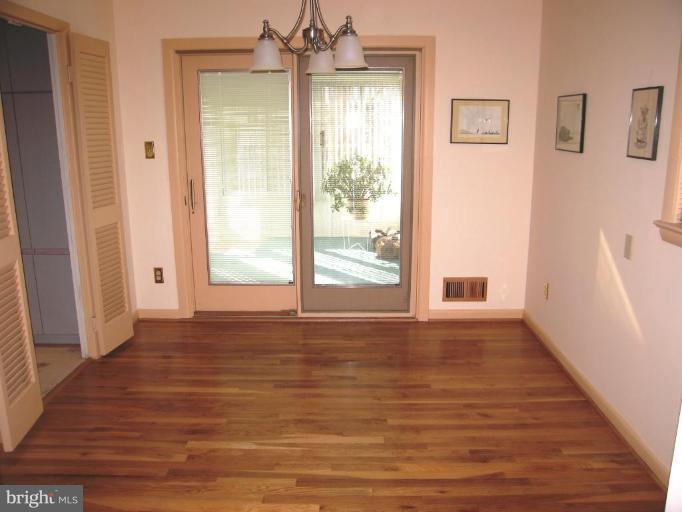 7804 Hayfield Road Alexandria, VA 22315 - Photo 4 of 30 Dining Room