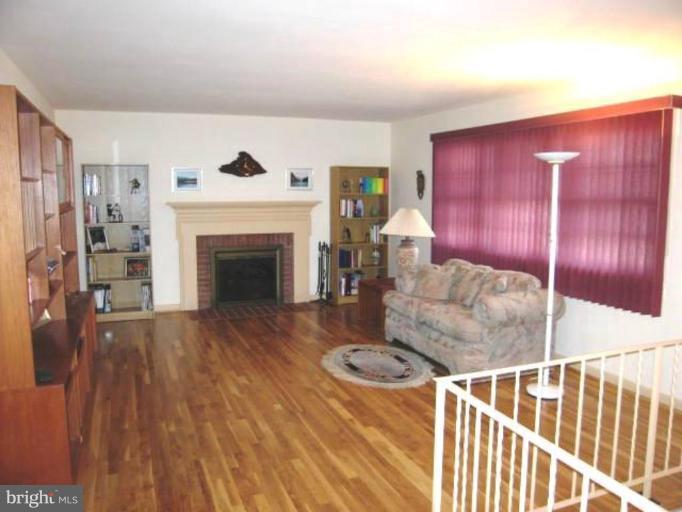 7804 Hayfield Road Alexandria, VA 22315 - Photo 7 of 30 Living Room