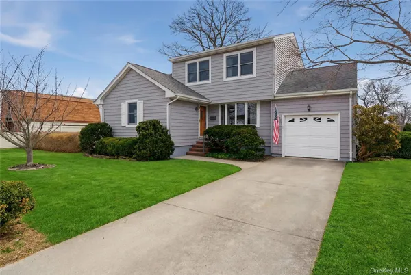 $699,000 | 219 East John Street, Lindenhurst, NY 11757