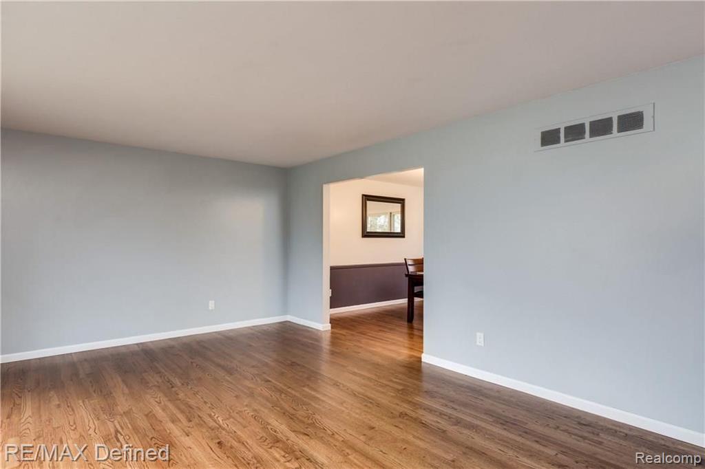 29709 Fox Grove Road Farmington Hills, MI 48334 - Photo 2 of 26