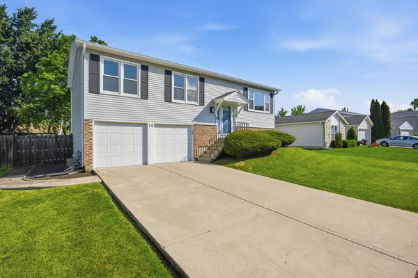 $390,000 | 38 Blue Ridge Drive, Glendale Heights, IL 60139