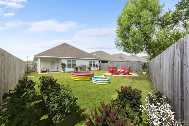 a view of an house with backyard and garden