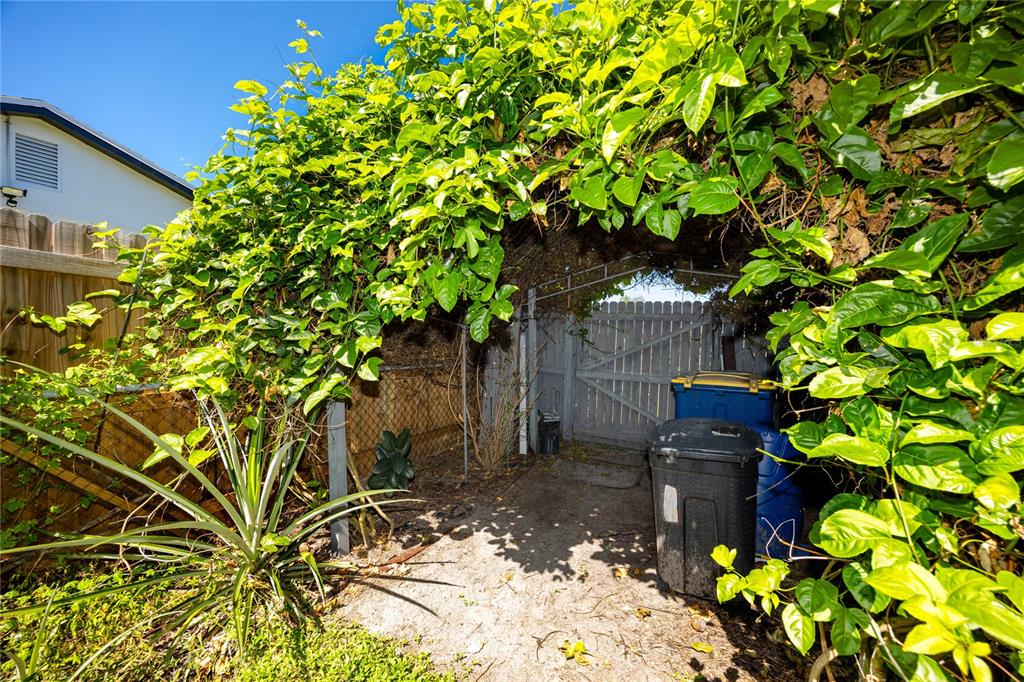 1869 Seton Drive Clearwater, FL 33763 - Photo 36 of 40 a backyard of a house