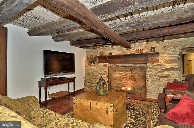 6516 Roy Shafer Road Middletown, MD 21769 - Photo 22 of 30 Family Room