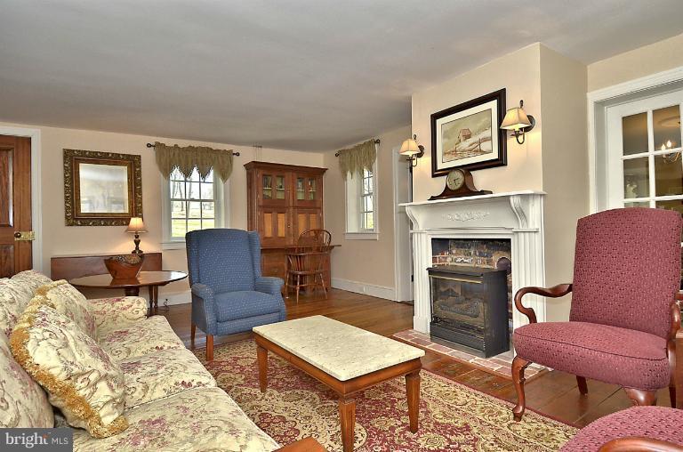 6516 Roy Shafer Road Middletown, MD 21769 - Photo 27 of 30 Living Room