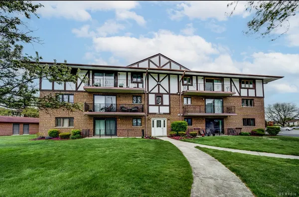 $280,000 | 11045 Theresa Circle, Unit 2B, Palos Hills, IL 60465
