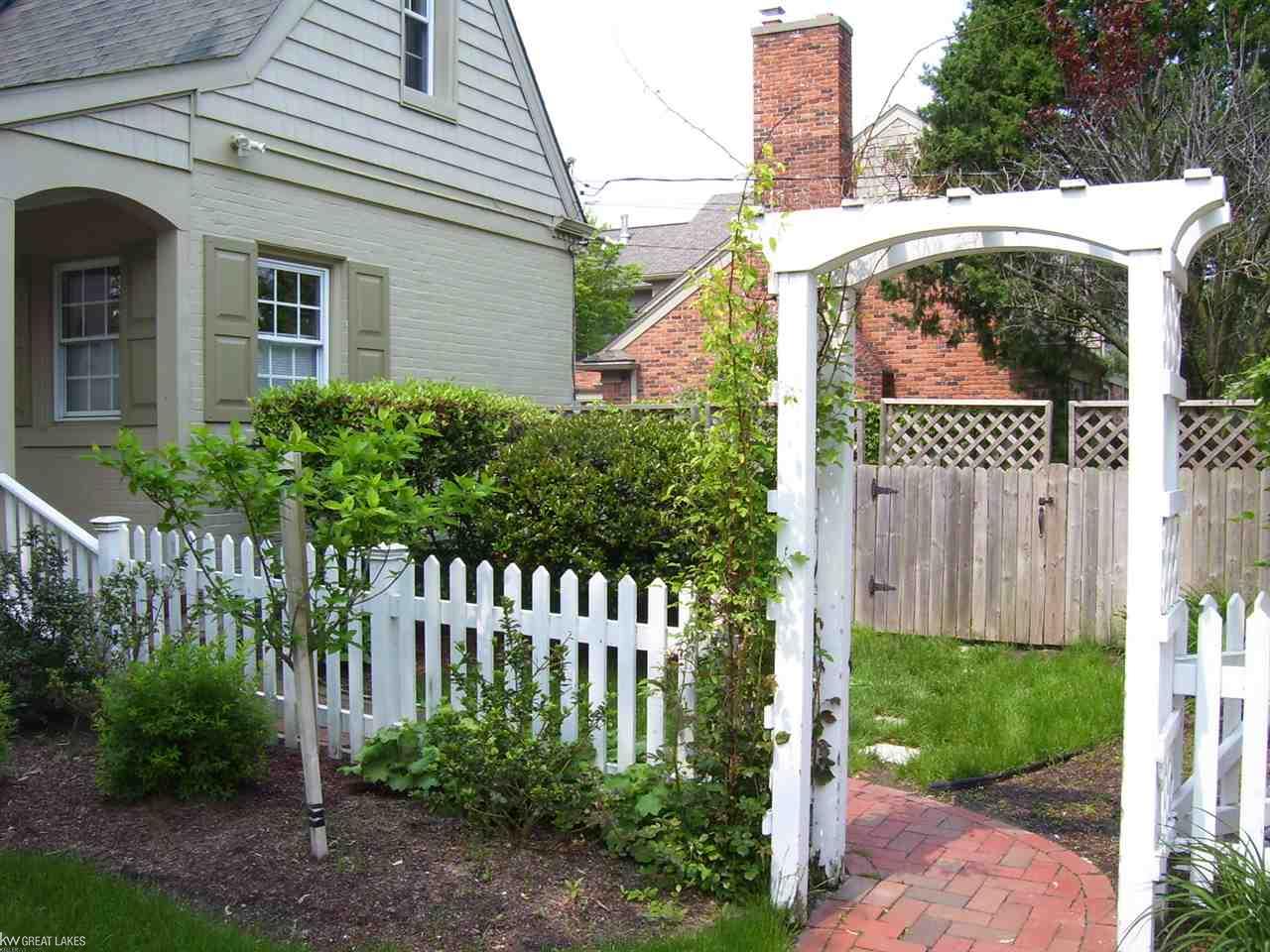 680 Hampton Road Grosse Pointe, MI 48236 - Photo 38 of 44 31382028-38.JPG