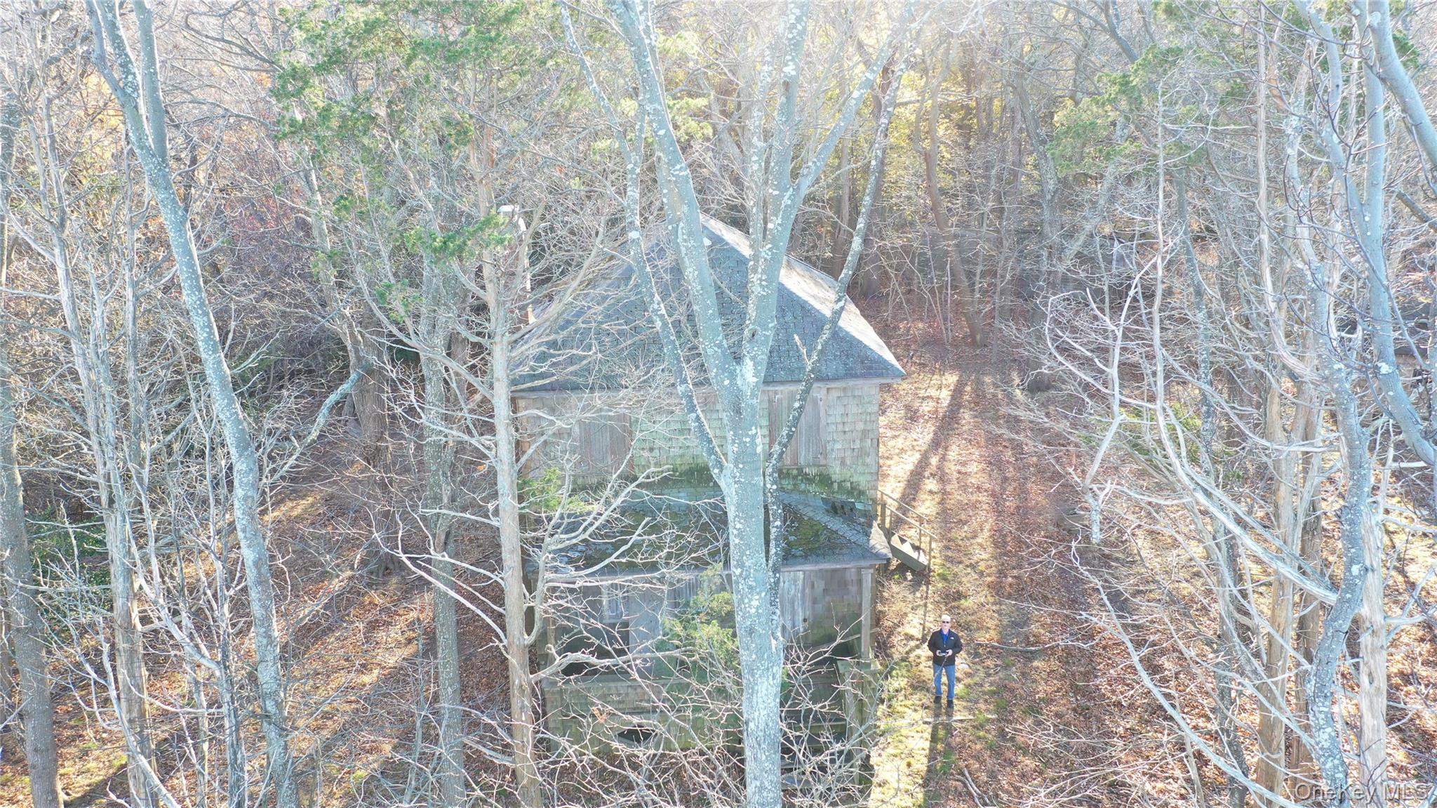 2788 North Wading River Road Wading River, NY 11792 - Photo 2 of 13 a backyard of a building