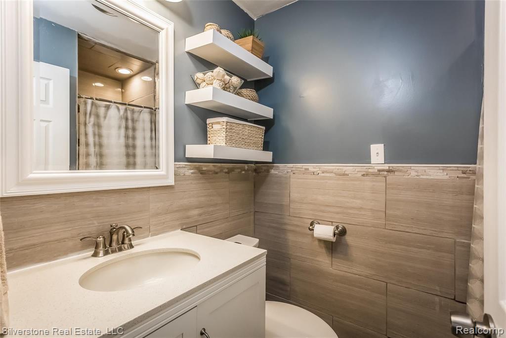 16527 Riverside Street Livonia, MI 48154 - Photo 21 of 42 Gallery Image 21