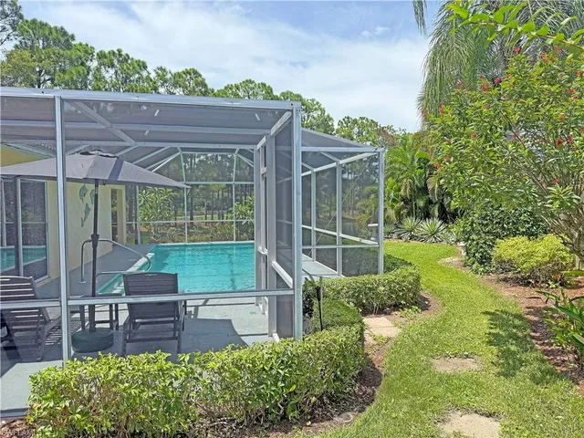 a view of a backyard