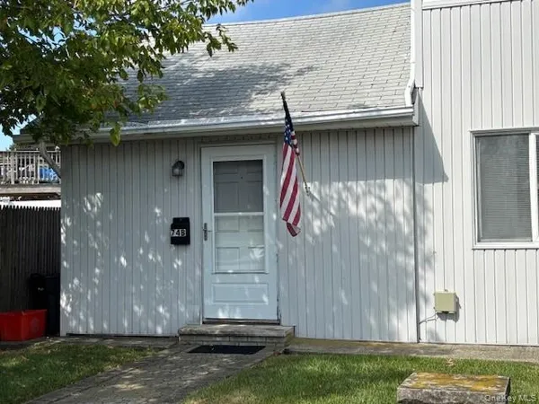 $1,900 | 74 Radcliffe Road, Unit LEFT, Island Park, NY 11558