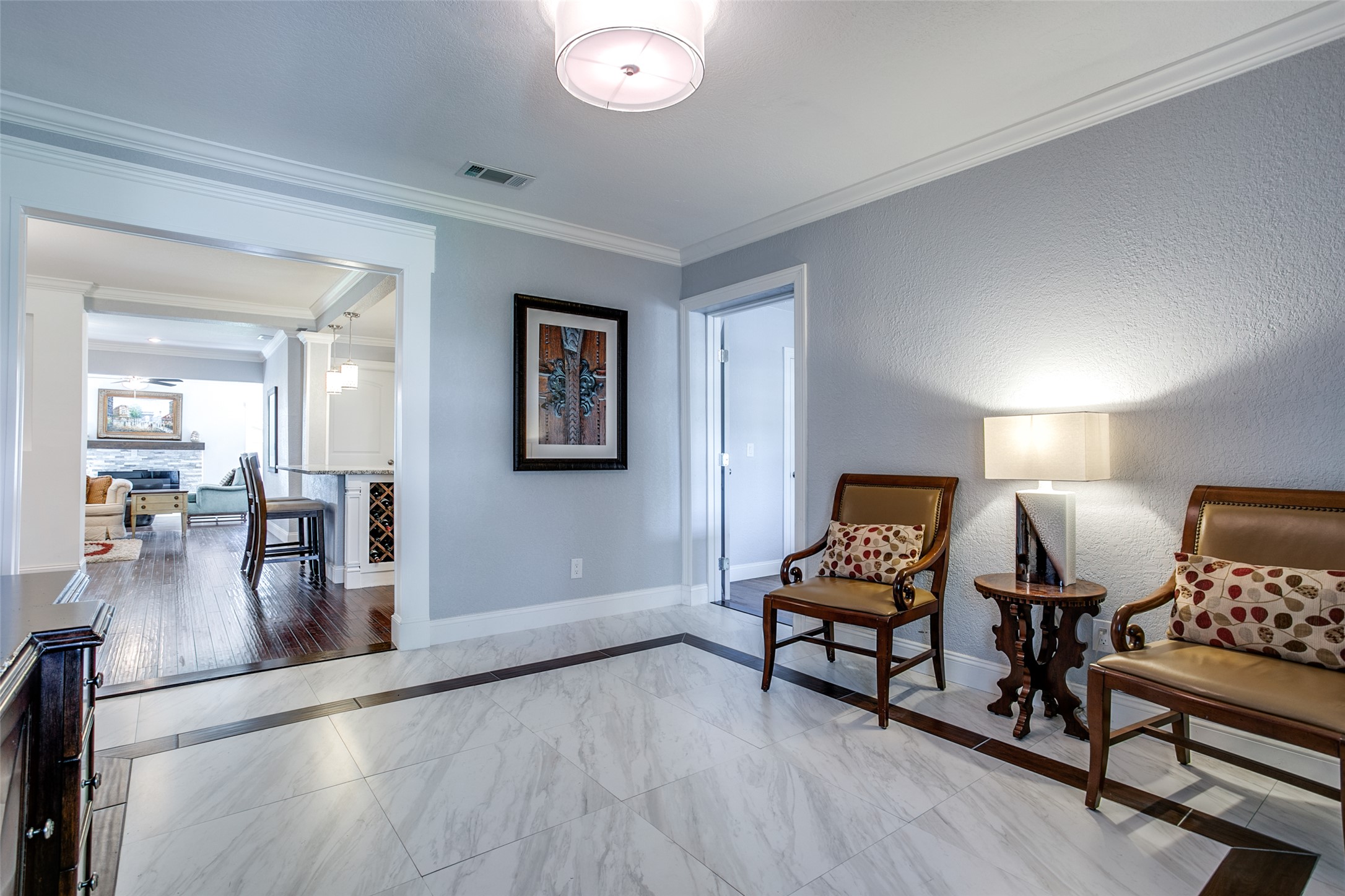 332 Tuttle Road Terrell Hills, TX 78209 - Photo 6 of 25 a living room with furniture
