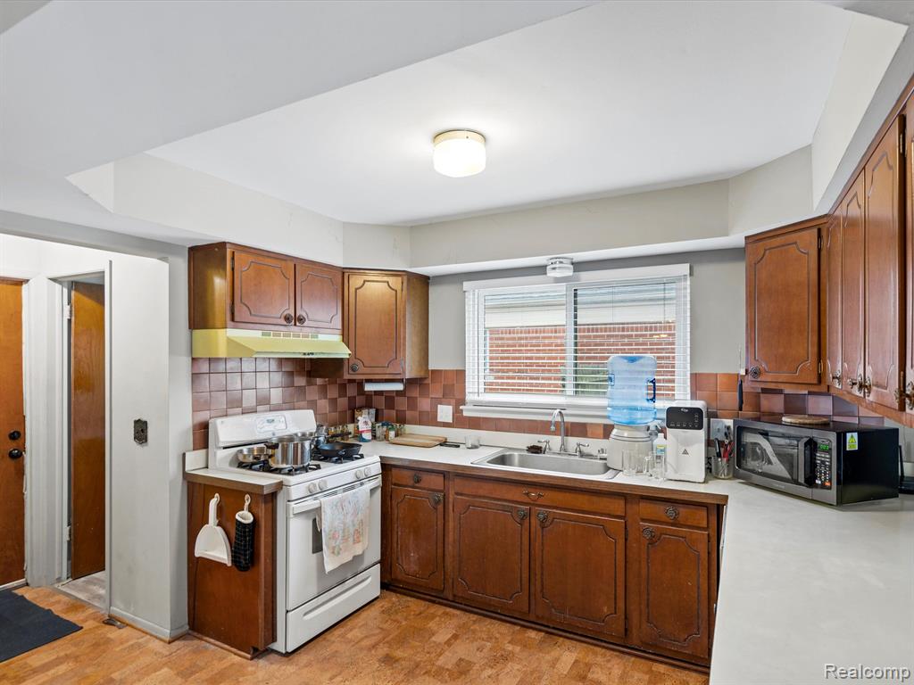 2529 Frazho Road Warren, MI 48091 - Photo 6 of 17