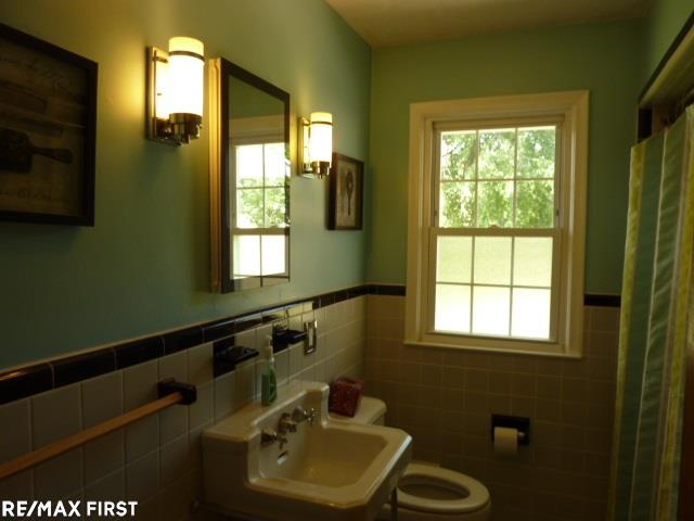 24917 Flower Eastpointe, MI 48021 - Photo 22 of 46 Main floor full bath