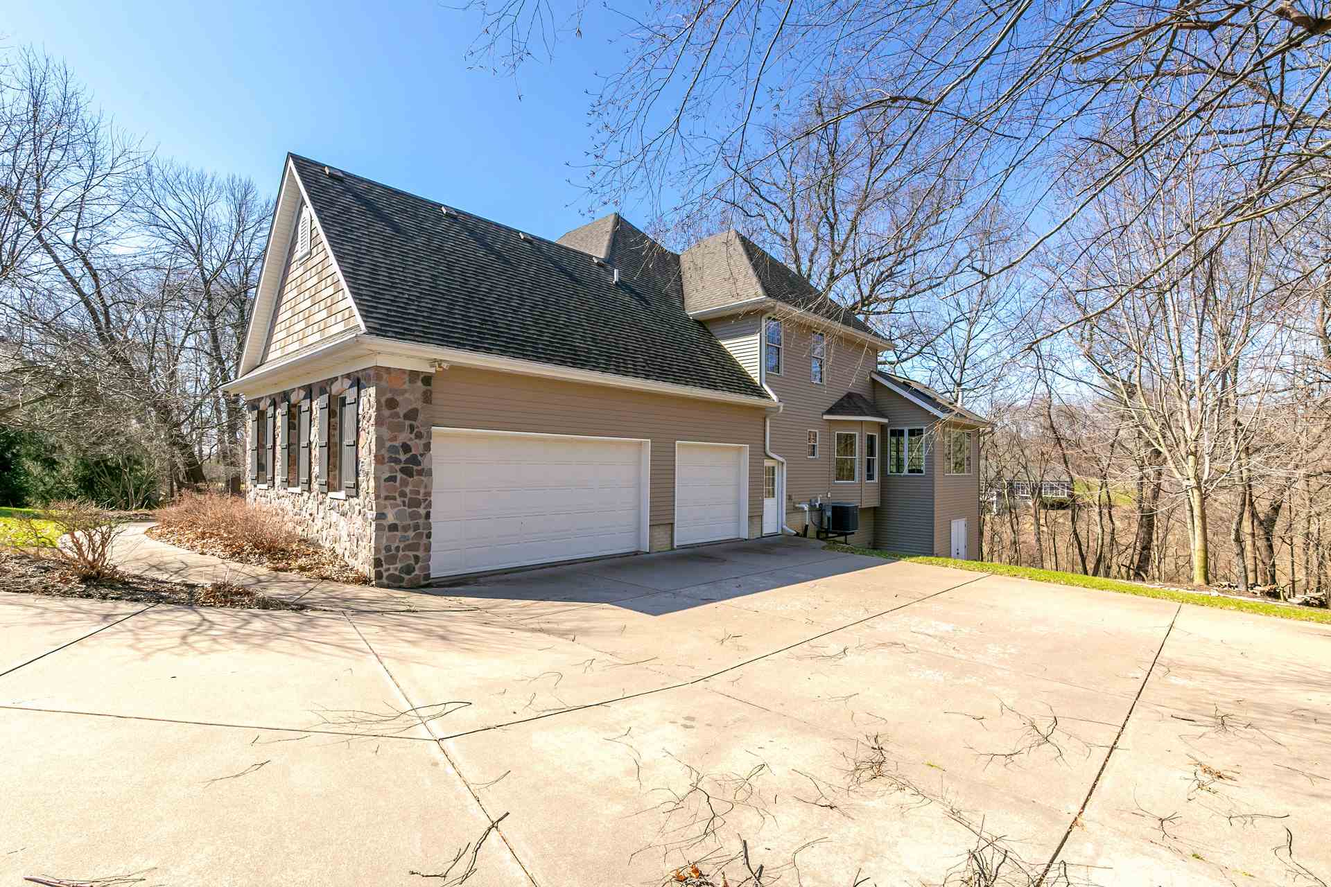 6740 Little Cabin Road Bettendorf, IA 52722 - Photo 2 of 39 Gallery Image 2
